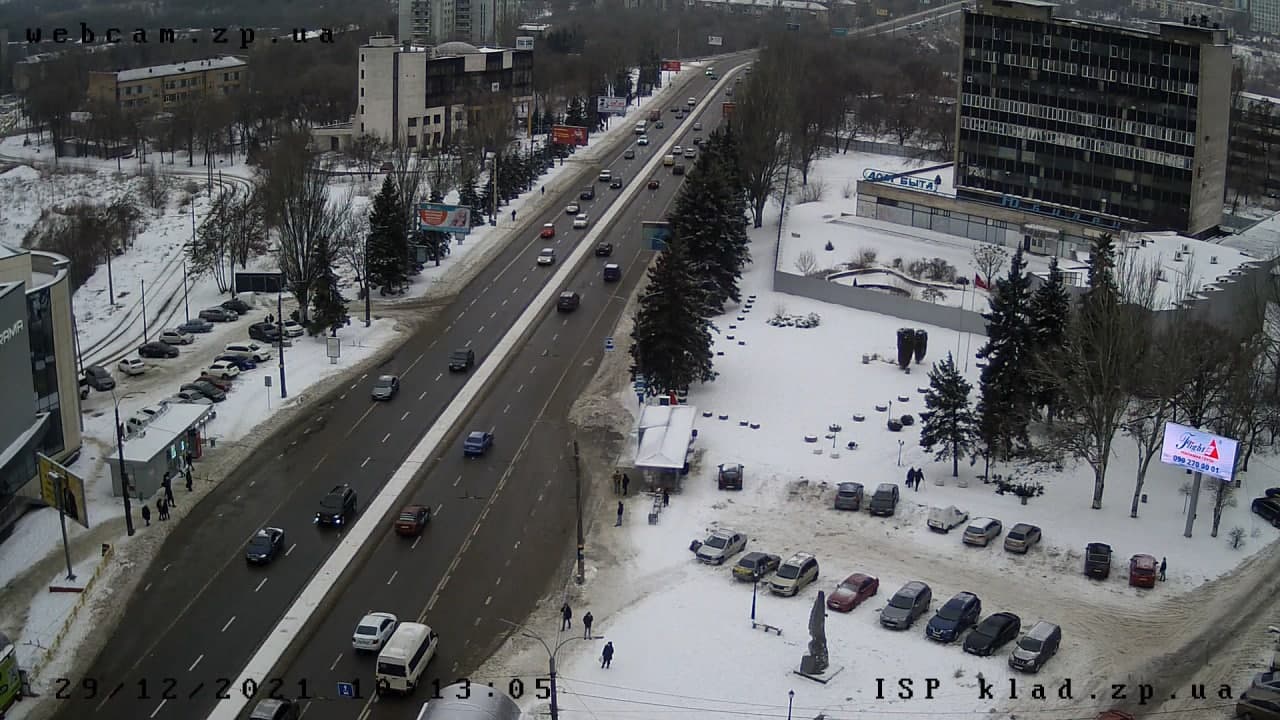 В Запорожье после сильного снегопада расчистили главные дороги города.