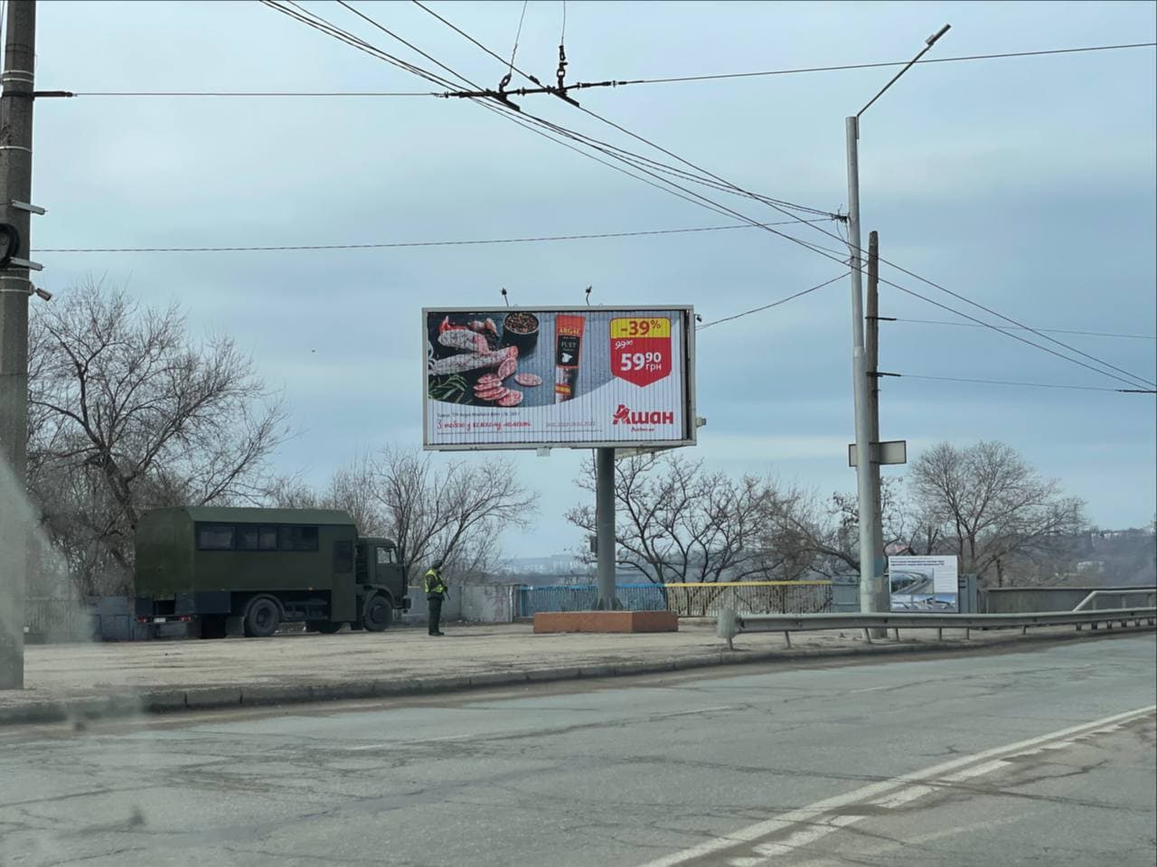 Біля греблі ДніпроГЕС стоїть військова спецтехніка. || Фото: zp.vgorode.ua