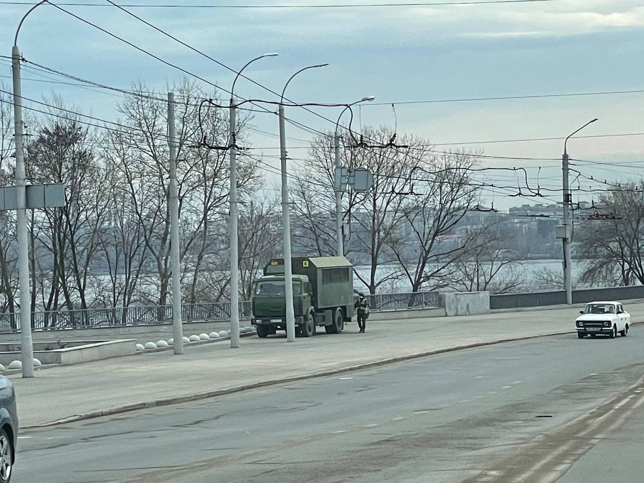 Військові з автоматами патрулюють греблю ДніпроГЕС. СБУ проводять навчання. || Фото: zp.vgorode.ua
