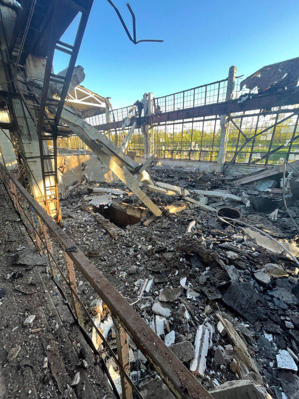 Повідомляється про трьох постраждалих та одного загиблого внаслідок ракетних атак по Комишувасі.