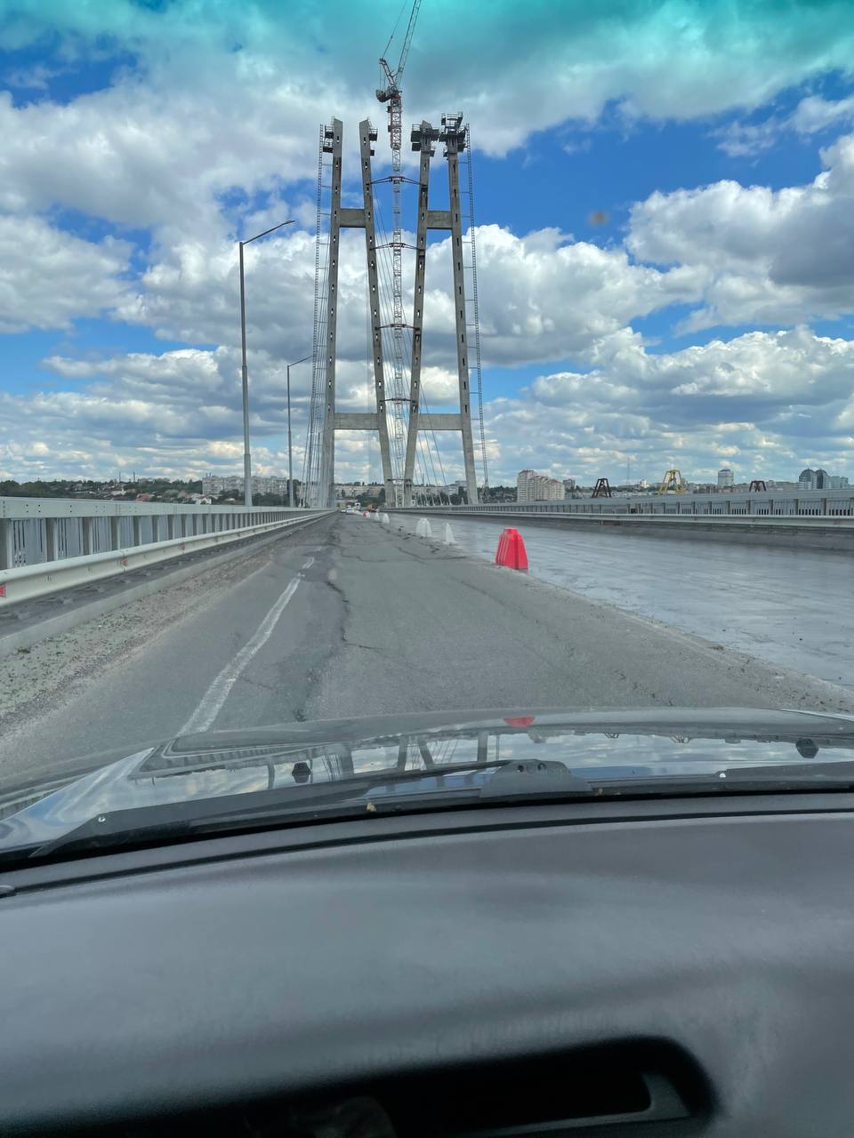 В Запорожье дорога на вантовом мосту покрылась ямами и трещинами.