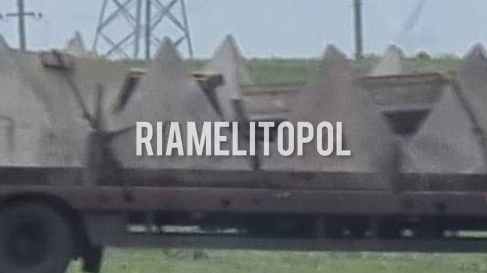 Через Мелітополь везуть протитанкові конуси.