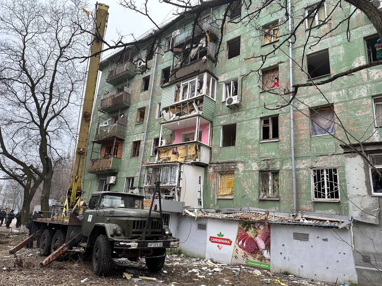 В результате ракетного удара по Запорожью повреждено 15 многоэтажек.