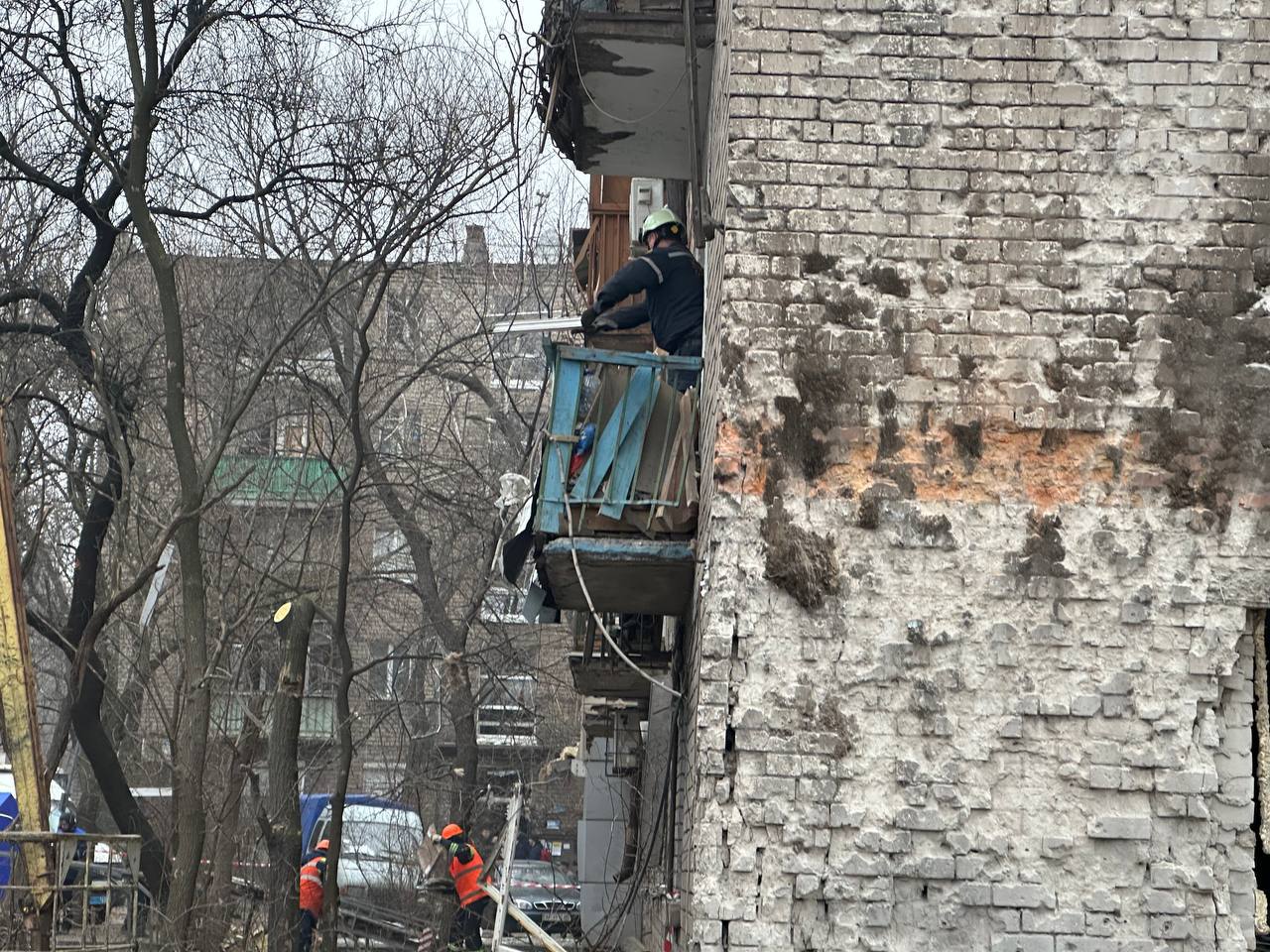 В результате ракетного удара по Запорожью повреждено 15 многоэтажек.