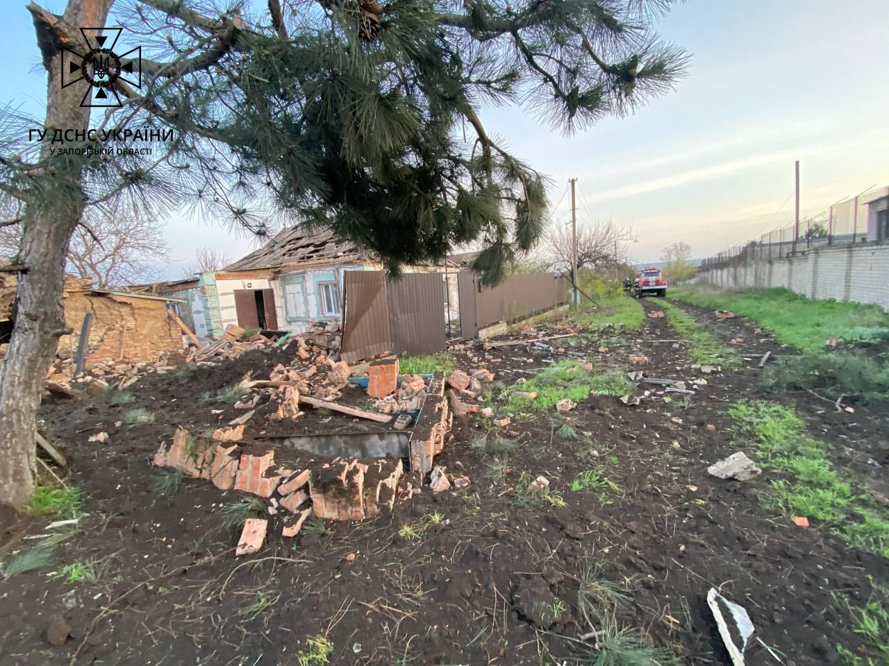 Рятувальники допомогли родині, будинок якої зруйнувала ворожа ракета у Запорізькій області.