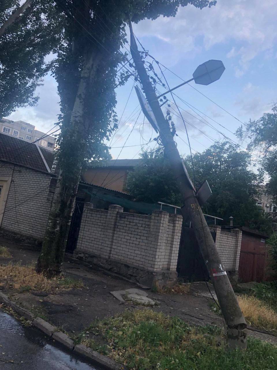 Упавшие деревья и разрушенные электросети: в Запорожье устраняют последствия непогоды.