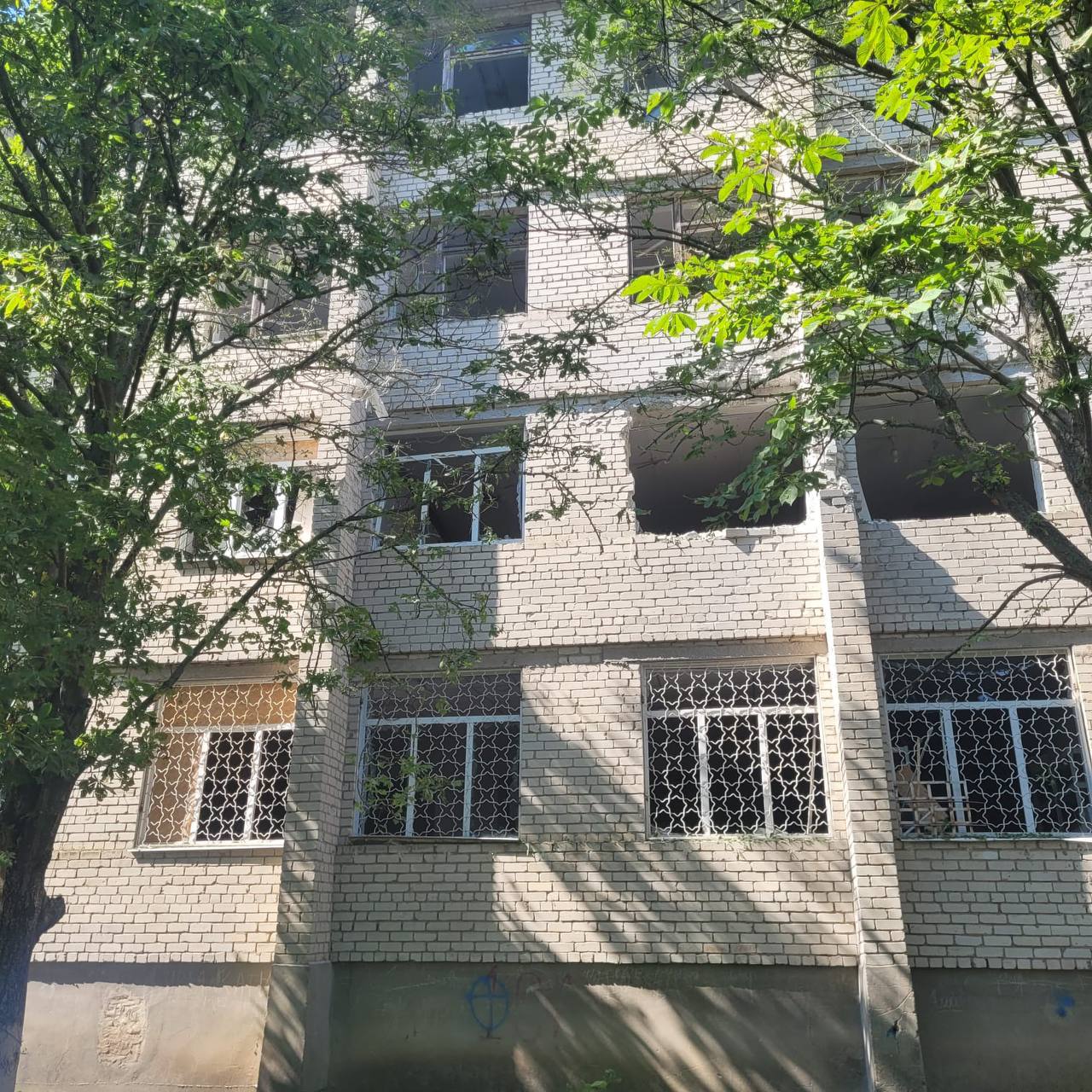 Росіяни обстріляли будівлю селищної ради в Запорізькій області: є постраждалі.