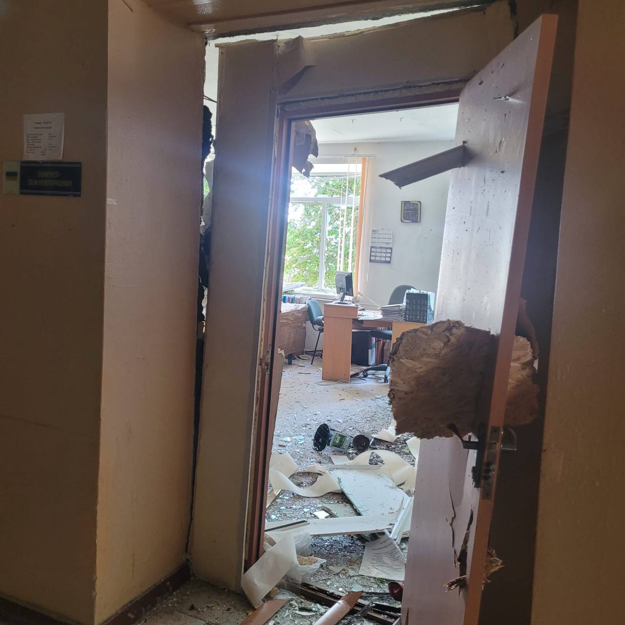 Росіяни обстріляли будівлю селищної ради в Запорізькій області: є постраждалі.