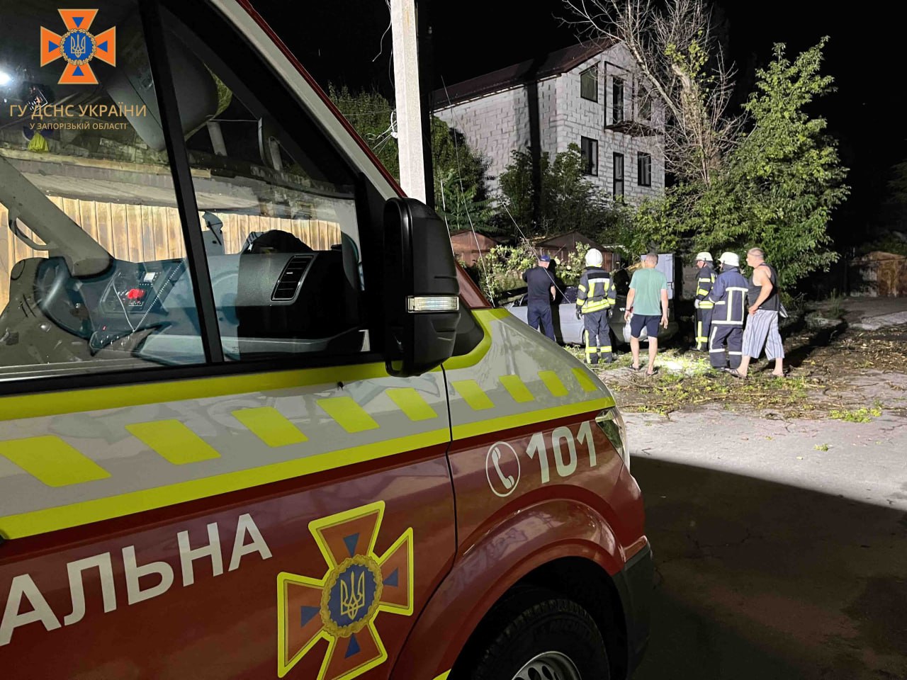 Ненастье в Запорожье 17 июля: из-за сильного ветра деревья попадали на автомобили.