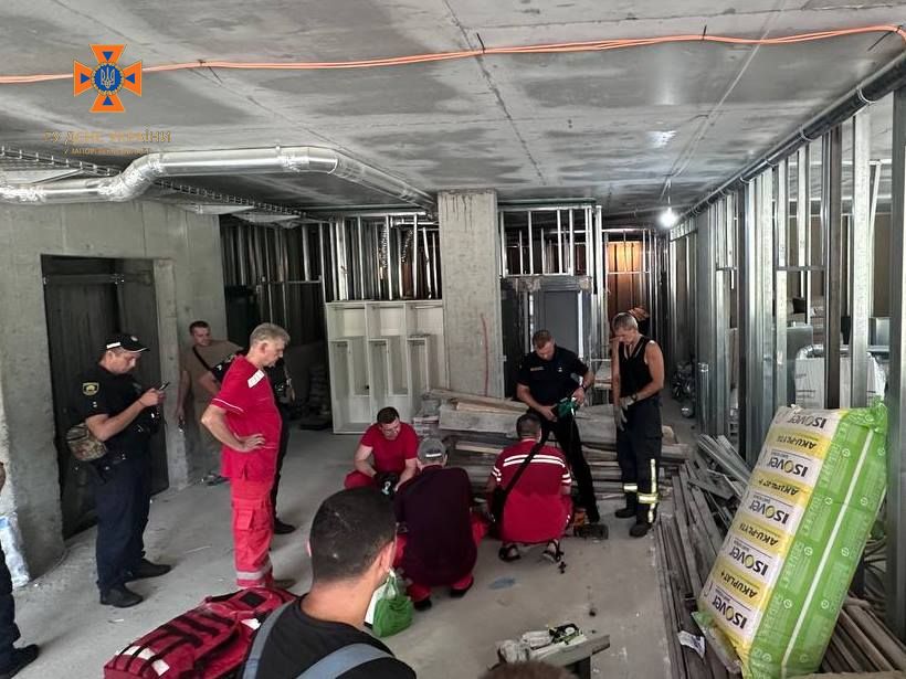 В Запорожье во время монтажных работ в шахте лифта погиб рабочий, еще двое попали в больницу.