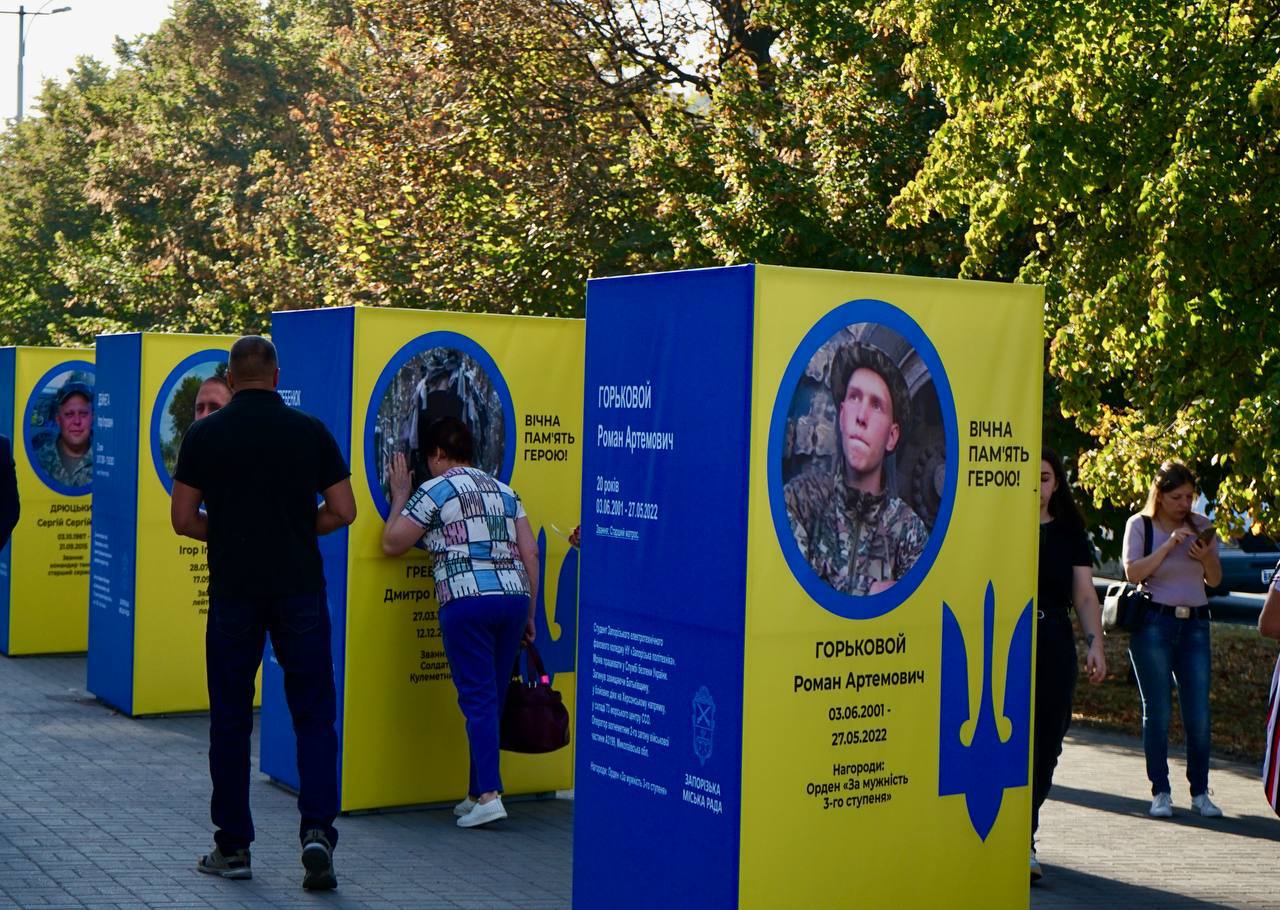 У центрі Запоріжжя встановили Алею Героїв на честь загиблих захисників.