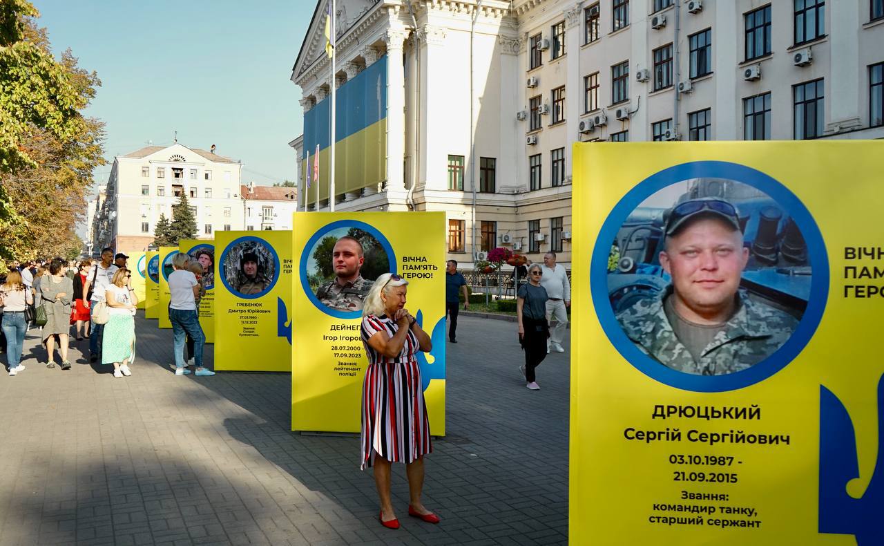 У центрі Запоріжжя встановили Алею Героїв на честь загиблих захисників.