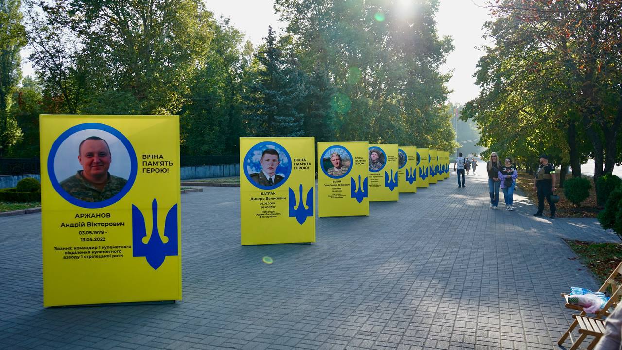 У центрі Запоріжжя встановили Алею Героїв на честь загиблих захисників.