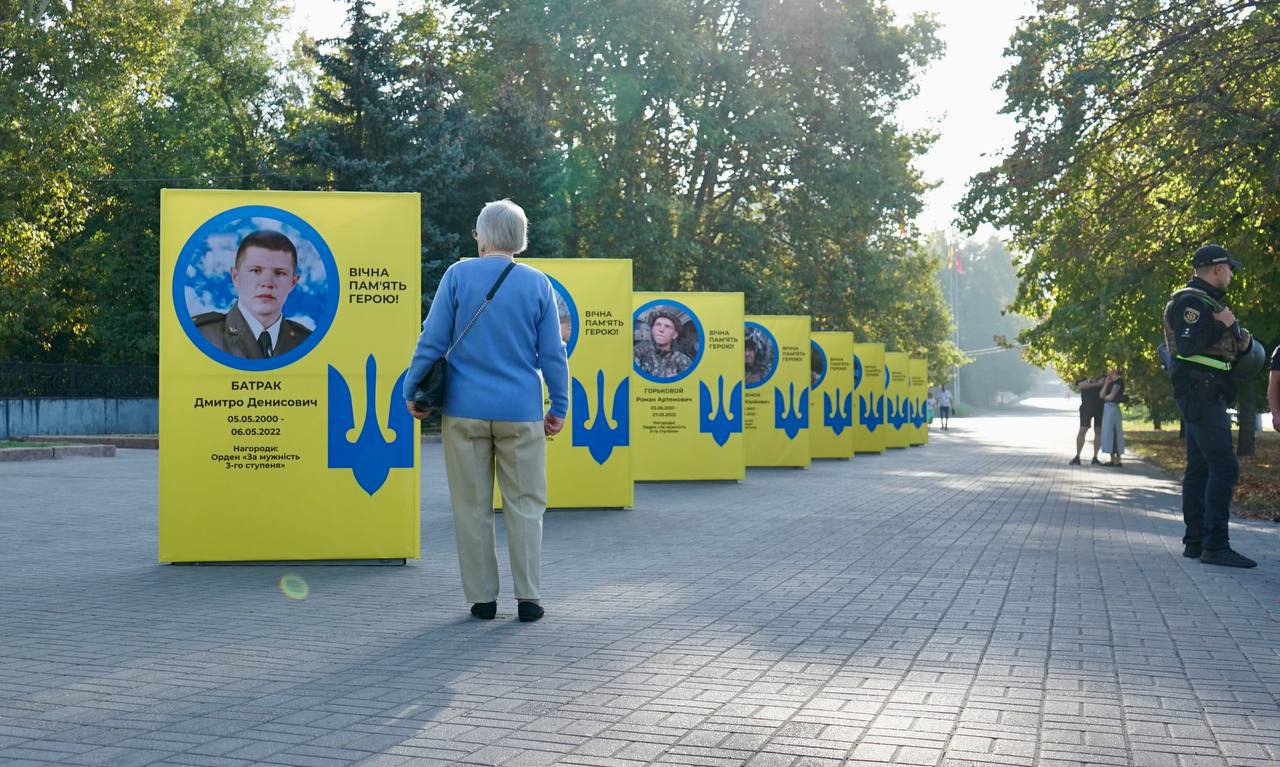 У центрі Запоріжжя встановили Алею Героїв на честь загиблих захисників.