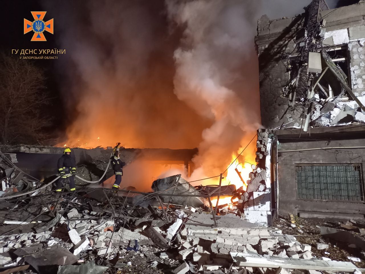 У Запоріжжі рятувальники ліквідували загоряння будівель внаслідок атаки Shahed. || Фото: t.me/gu_dsns_zp