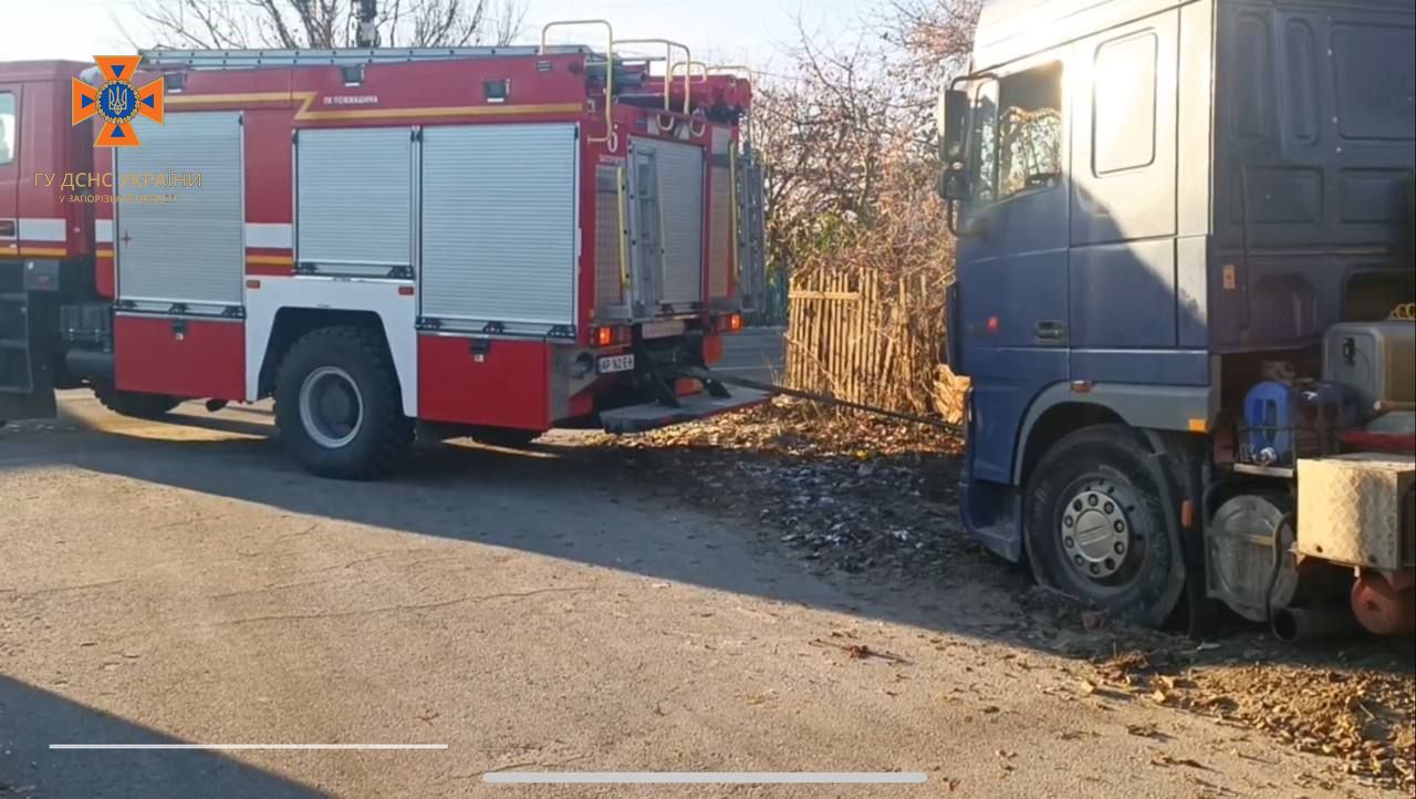 Падали деревья и застряли автомобили: запорожские спасатели ликвидировали последствия непогоды.