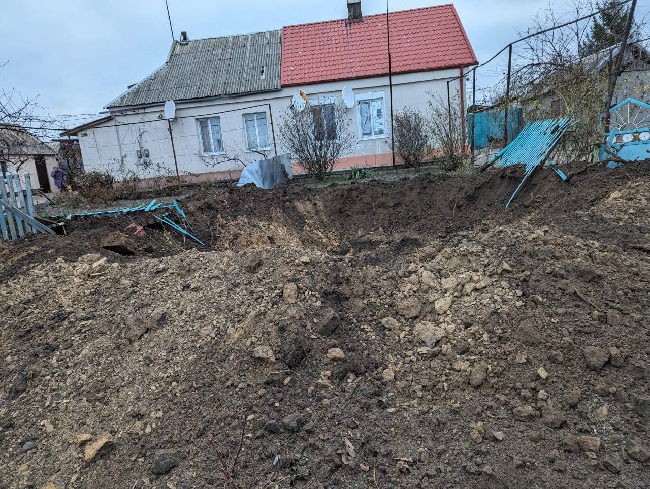 РФ здійснила масований обстріл населеного пункту у Василівському районі.