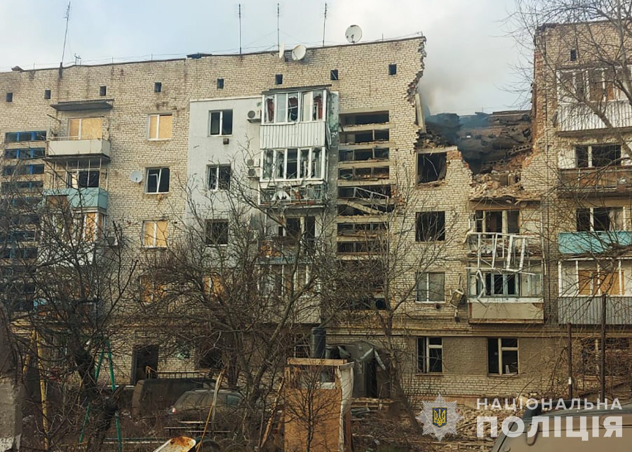 В Орехове авиационный снаряд попал в многоэтажку. || Фото: zp.npu.gov.ua
