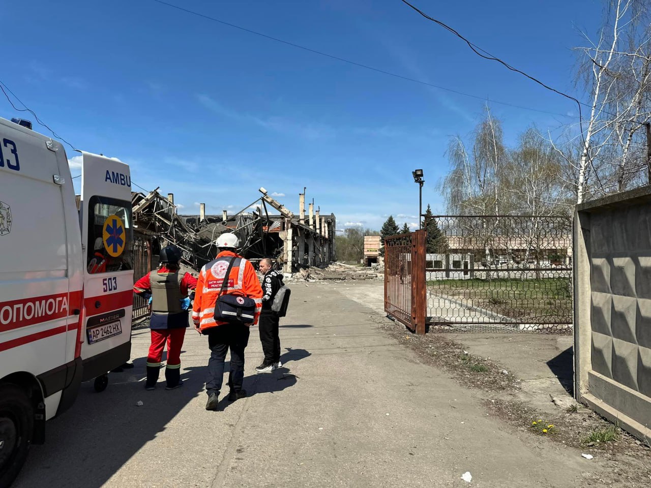 В поліції показали перші хвилини після ракетного удару по підприємству в Запоріжжі.