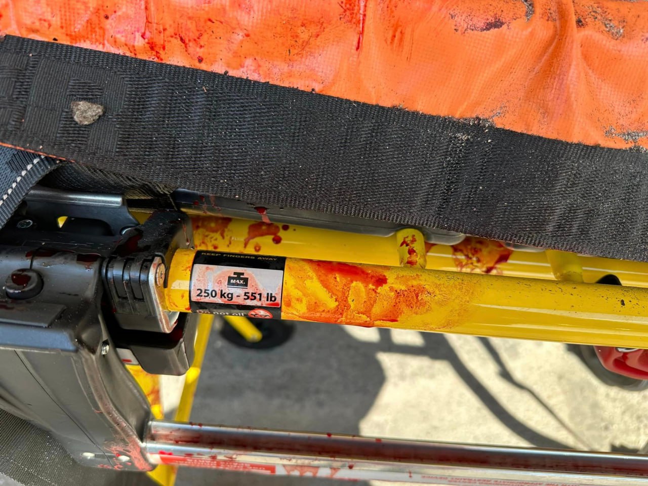 В поліції показали перші хвилини після ракетного удару по підприємству в Запоріжжі.