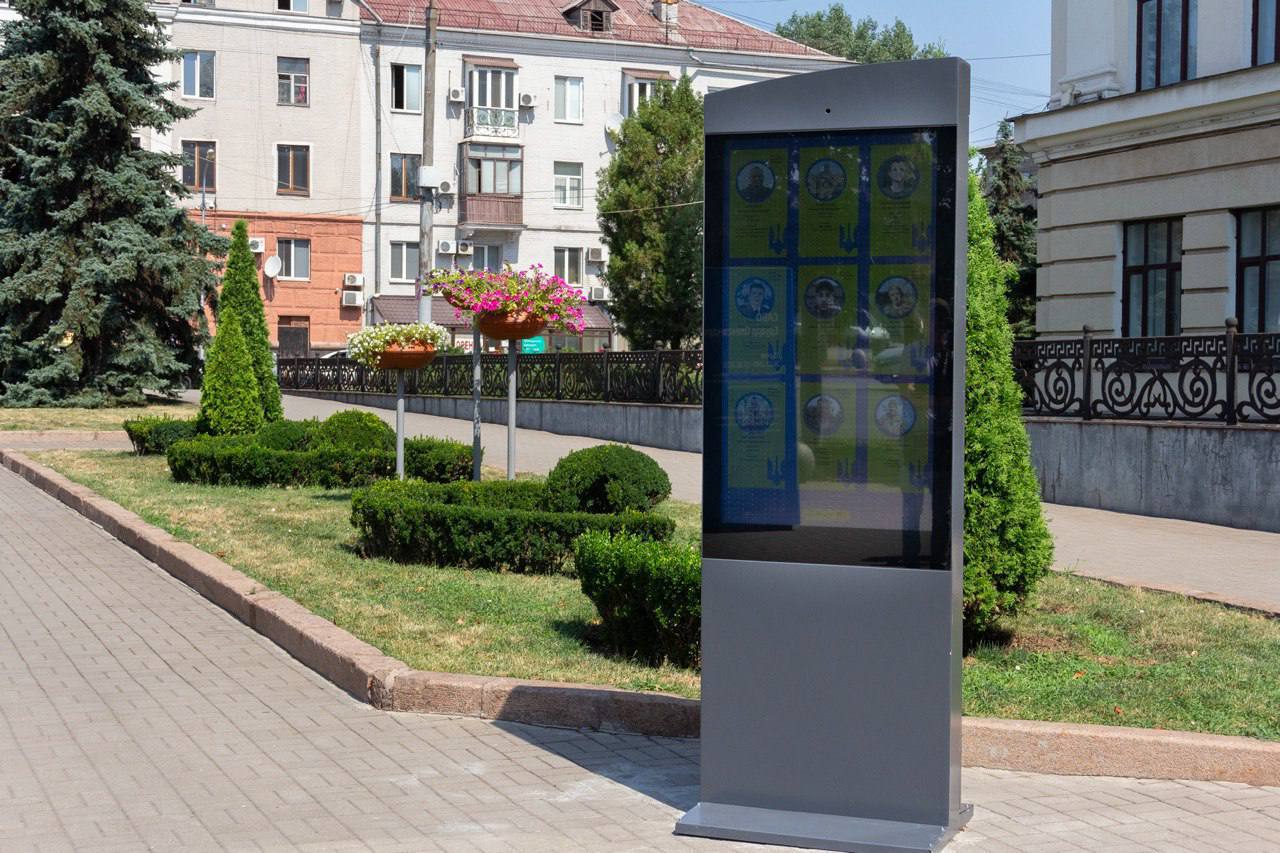 В Запорожье на Аллее Героев установили электронную призму в память о павших защитниках. || Фото: t.me/zoda_gov_ua