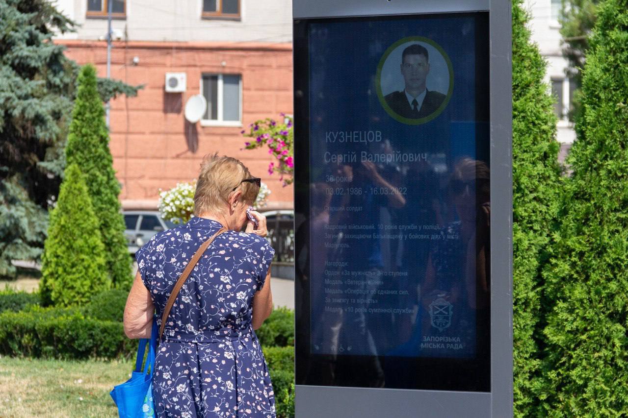 У Запоріжжі на Алеї Героїв встановили електронну призму в пам'ять про полеглих захисників. || Фото: t.me/zoda_gov_ua