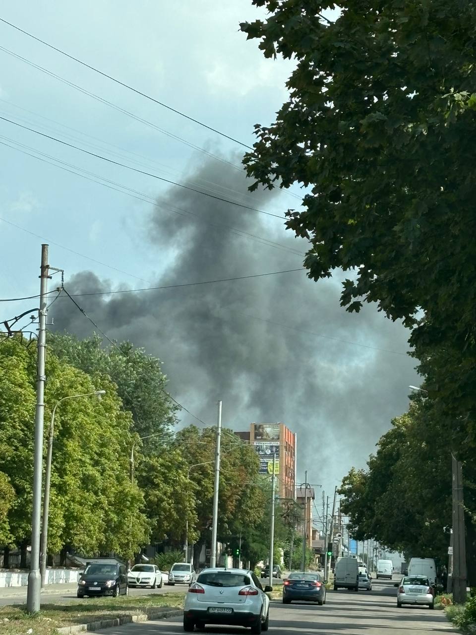 На Центральном рынке Запорожья раздались взрывы и загорелся сильный пожар.