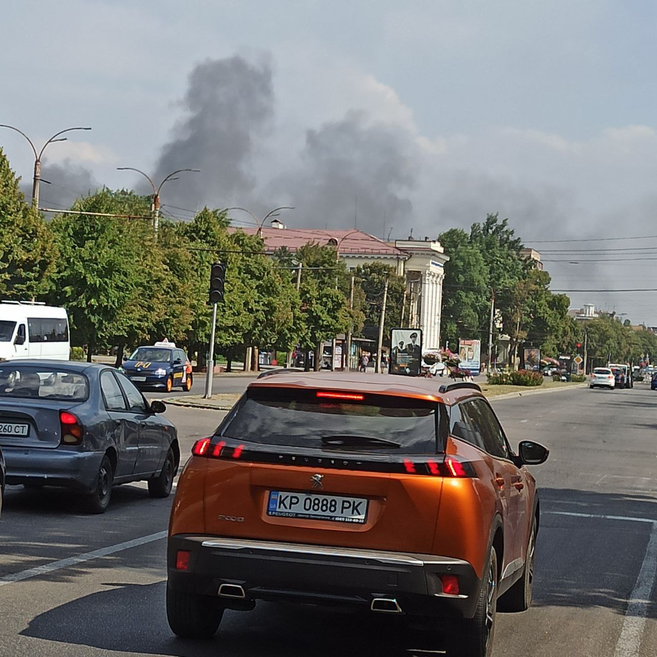 На Центральном рынке Запорожья раздались взрывы и загорелся сильный пожар.