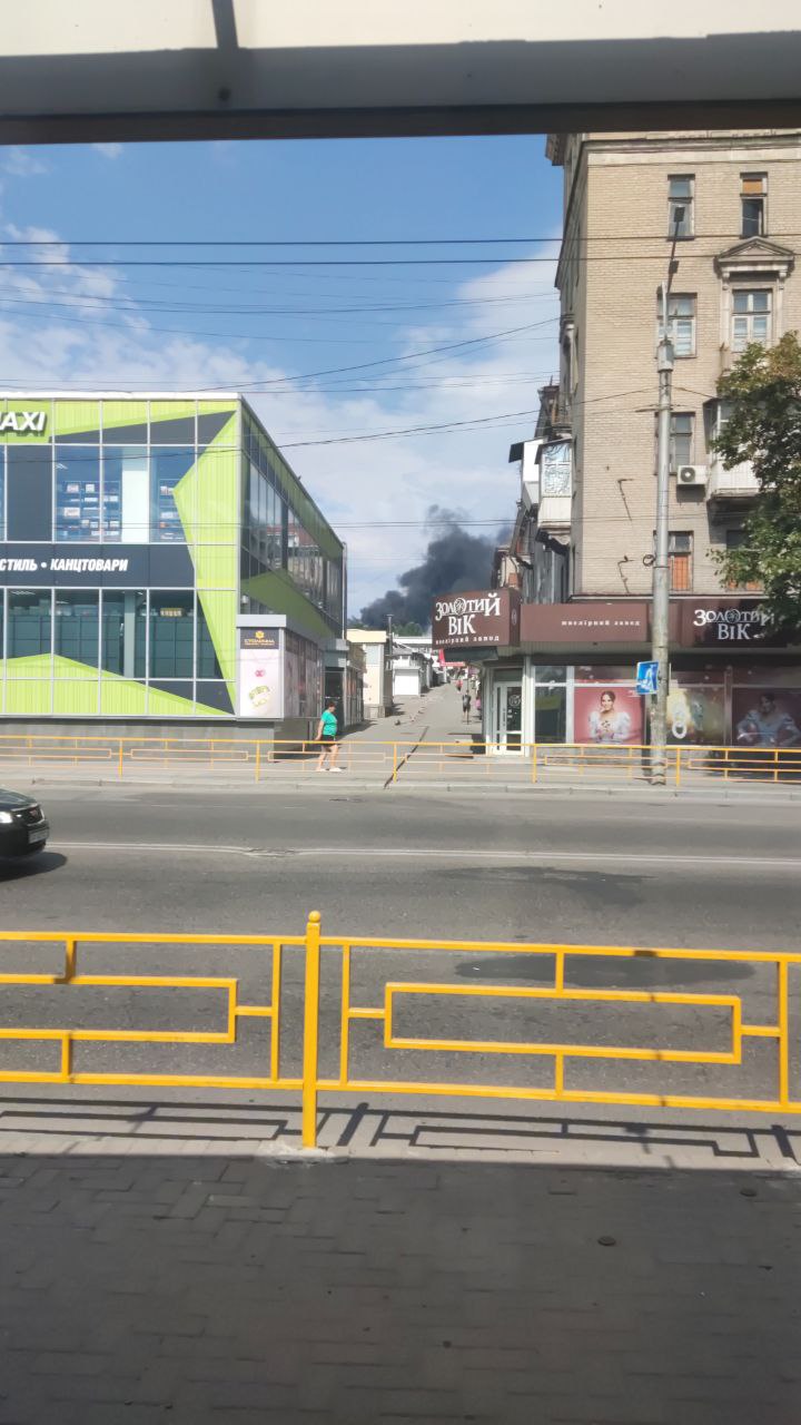 На Центральном рынке Запорожья раздались взрывы и загорелся сильный пожар.