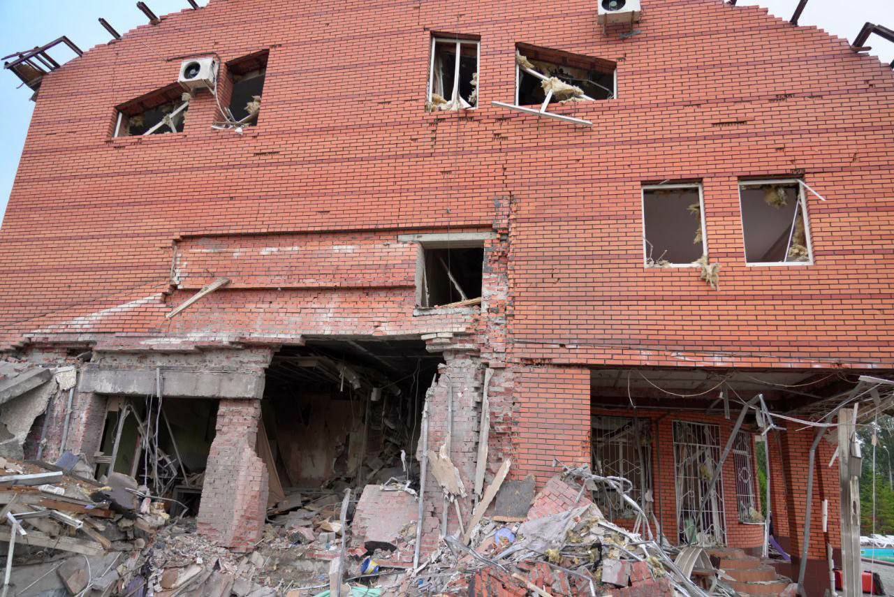 Россия ударила ракетой по гостинице в Запорожье: погибла женщина и ее 8-летний сын.