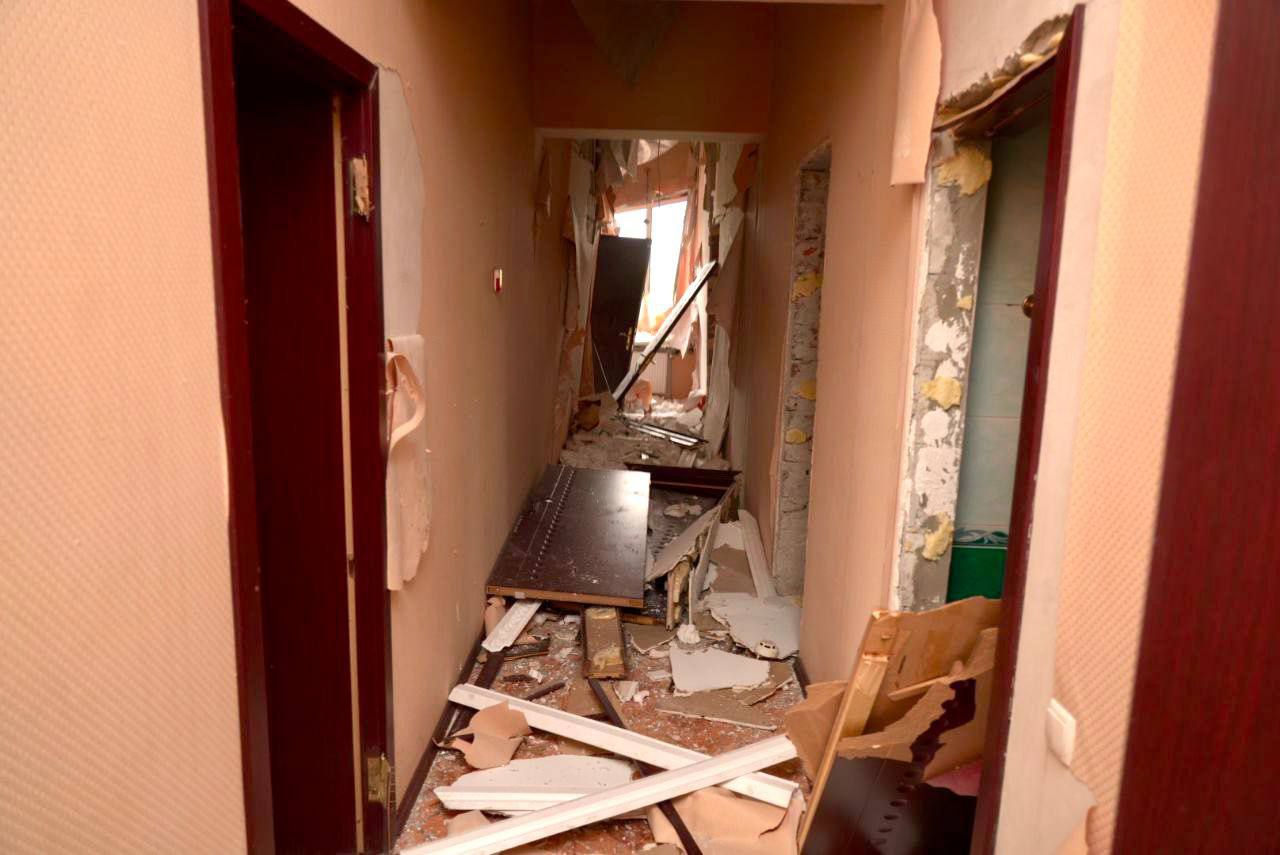 Россия ударила ракетой по гостинице в Запорожье: погибла женщина и ее 8-летний сын.