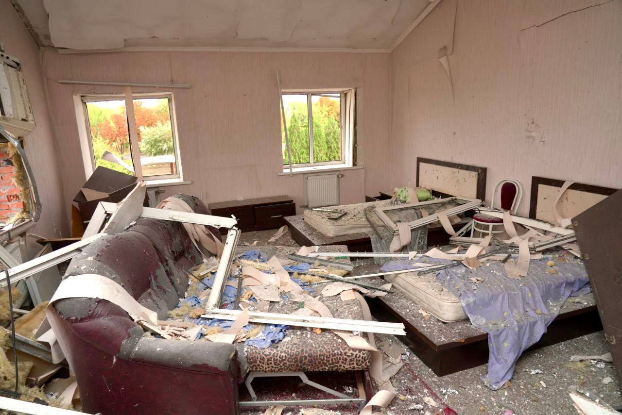 Россия ударила ракетой по гостинице в Запорожье: погибла женщина и ее 8-летний сын.