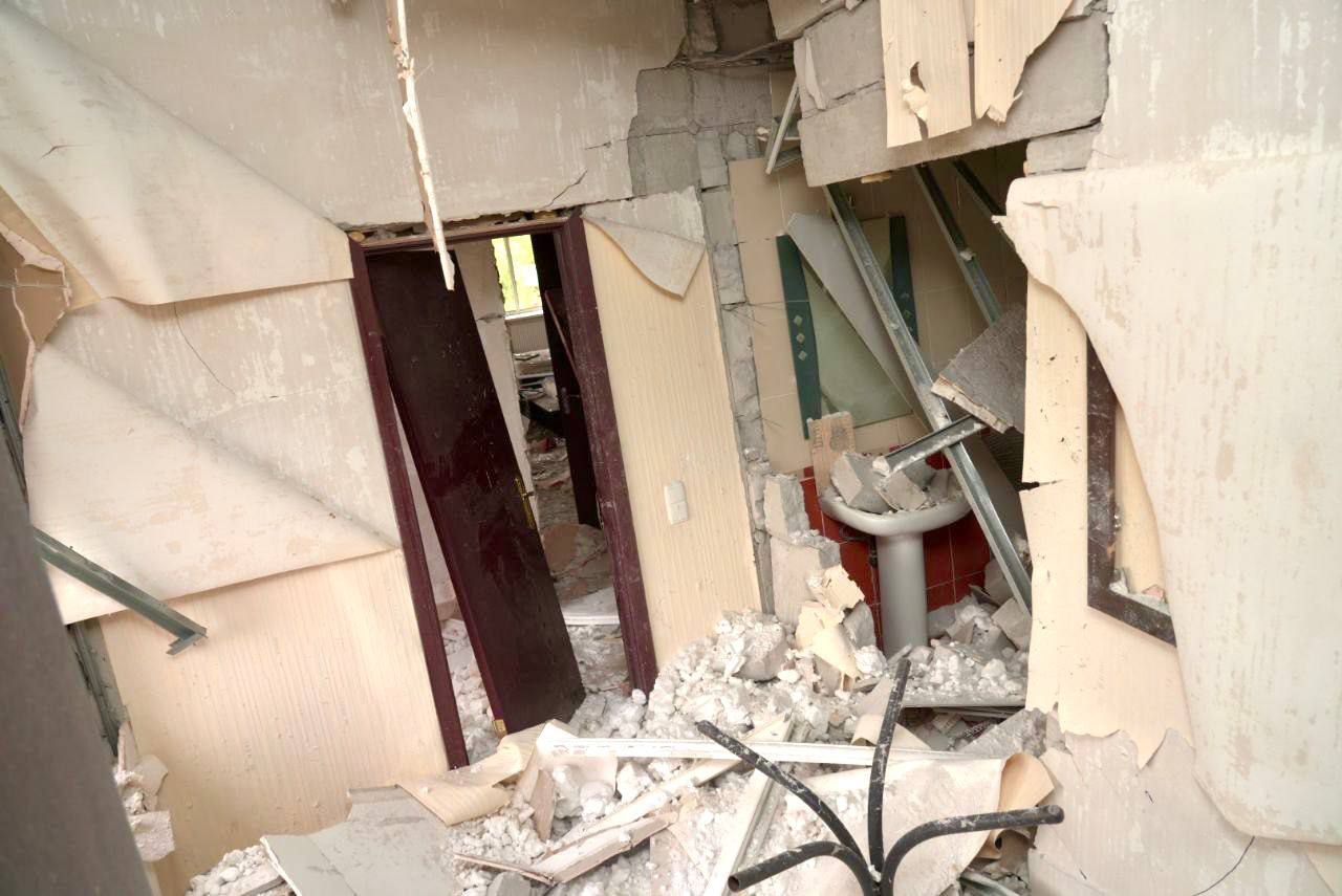 Россия ударила ракетой по гостинице в Запорожье: погибла женщина и ее 8-летний сын.