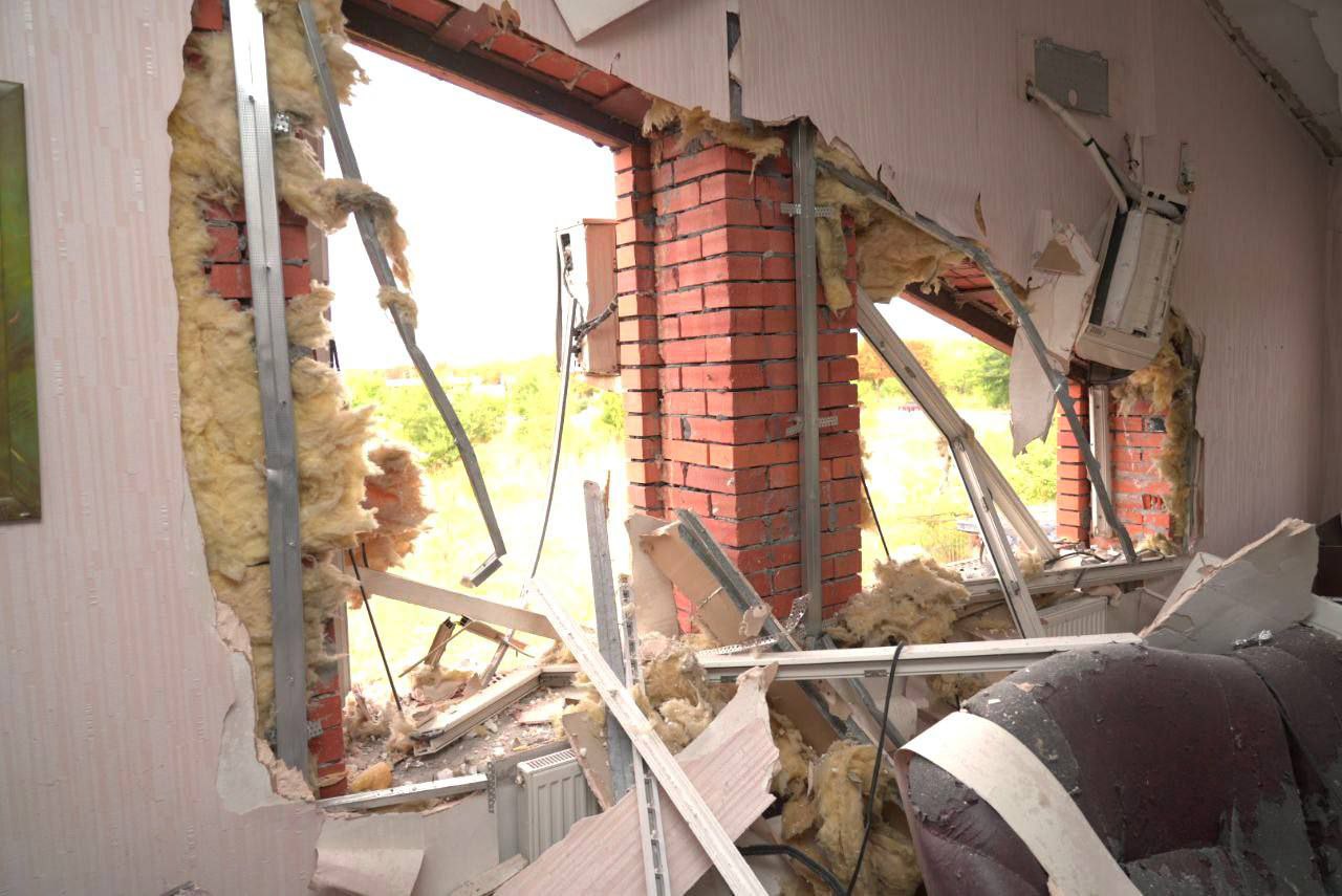 Россия ударила ракетой по гостинице в Запорожье: погибла женщина и ее 8-летний сын.