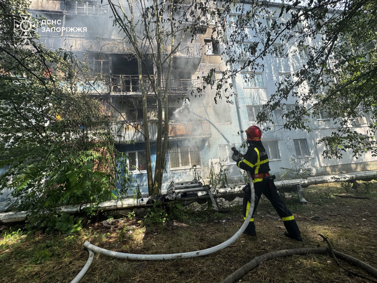 Большой пожар в Запорожье на Осипенковском: пострадали люди.