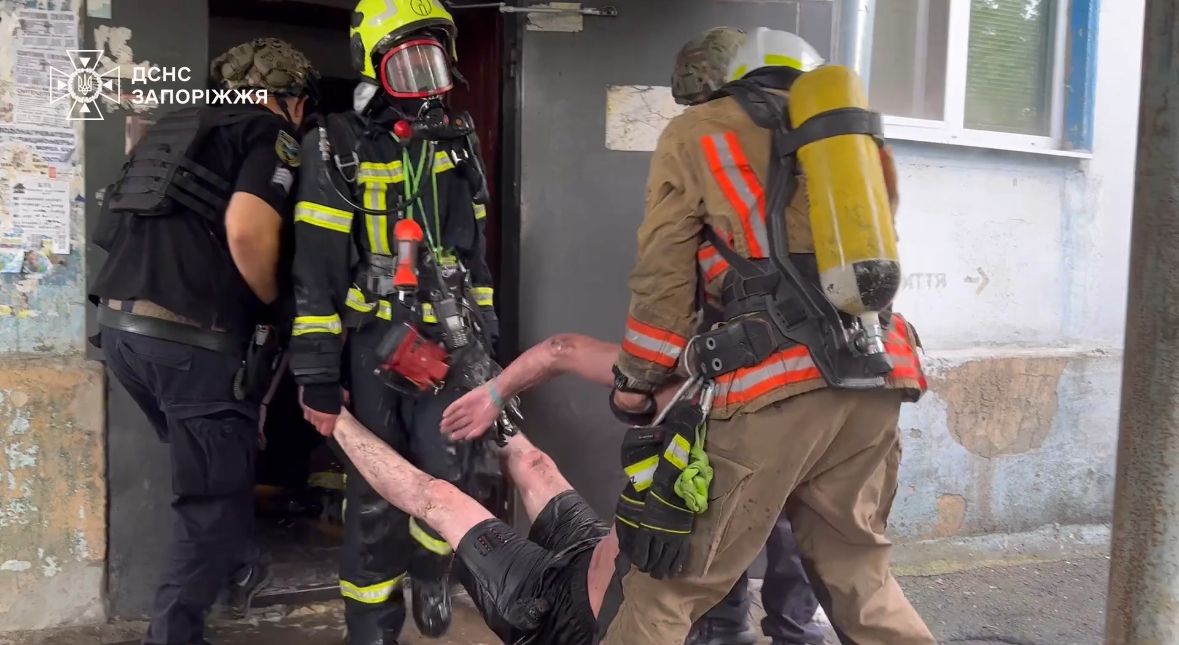 Большой пожар в Запорожье на Осипенковском: пострадали люди.