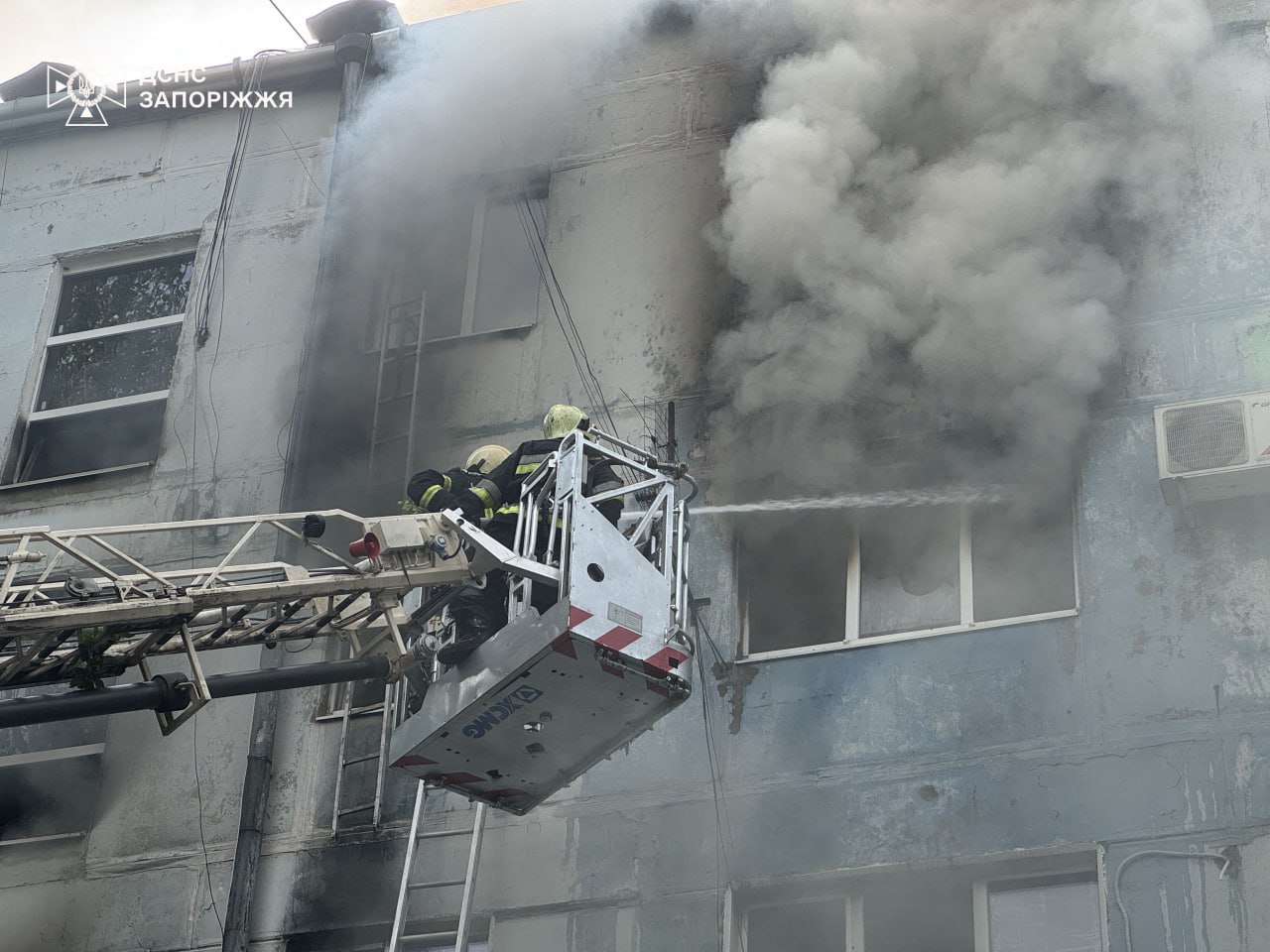 Большой пожар в Запорожье на Осипенковском: пострадали люди.