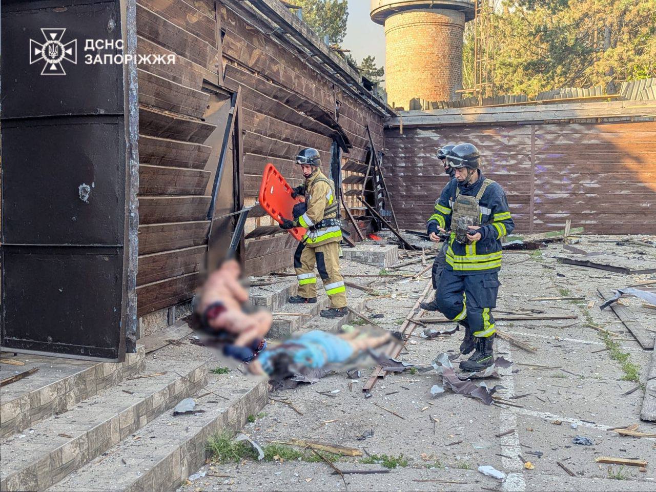 РФ ударила по базе отдыха в Запорожье ФАБами: двое погибших, много раненых.