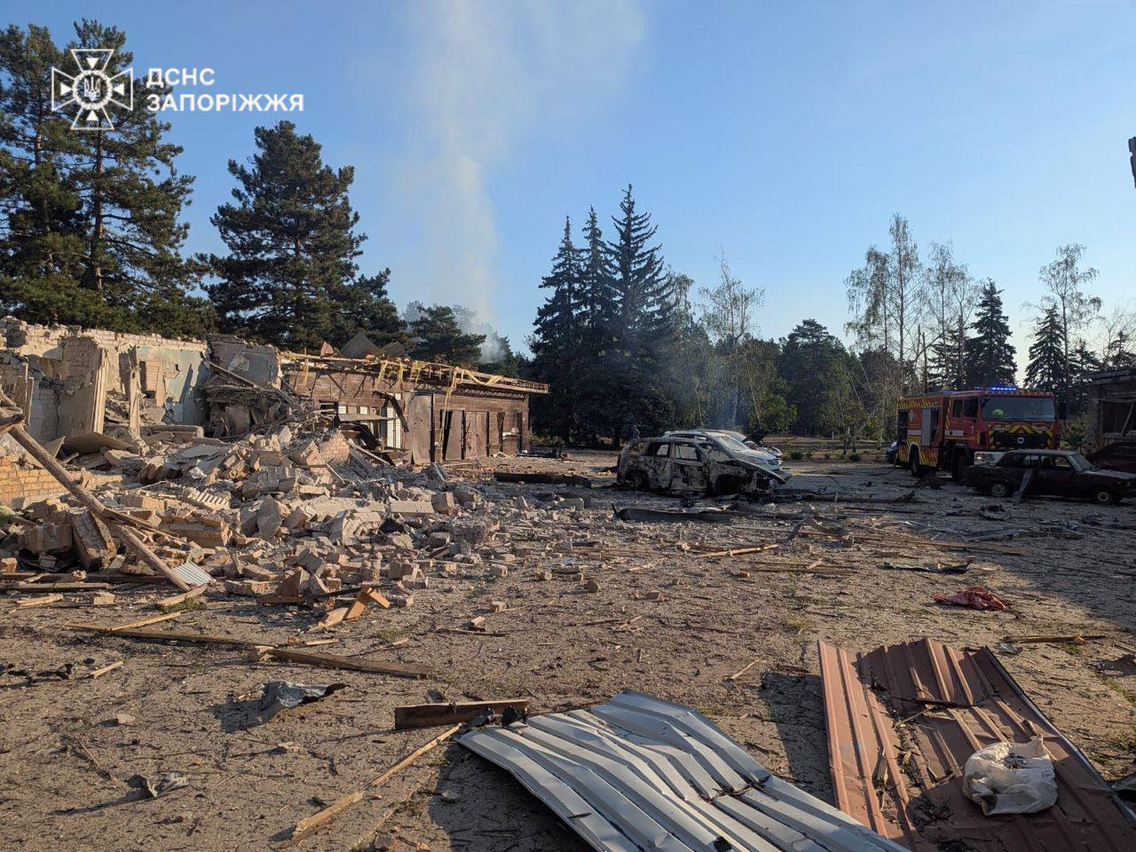 РФ ударила по базе отдыха в Запорожье ФАБами: двое погибших, много раненых.