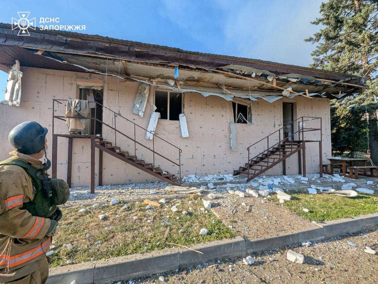 РФ ударила по базе отдыха в Запорожье ФАБами: двое погибших, много раненых.