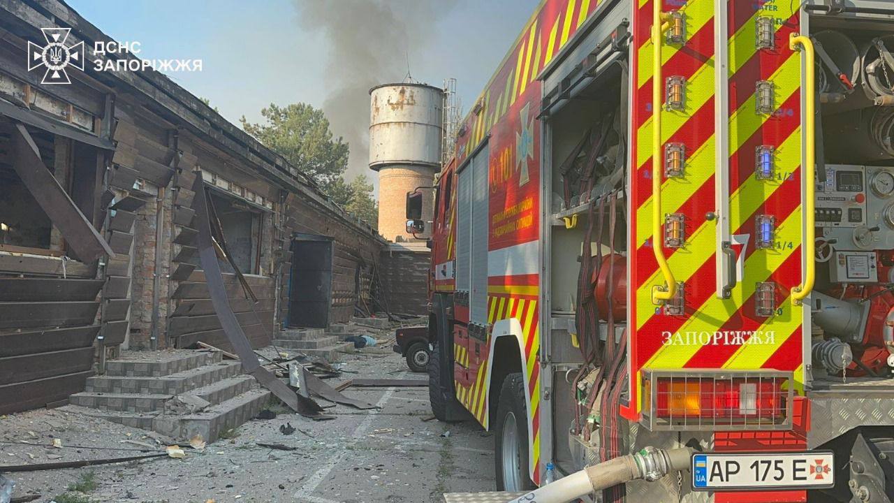 РФ ударила по базе отдыха в Запорожье ФАБами: двое погибших, много раненых.