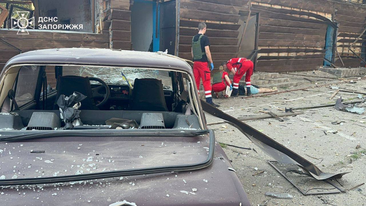 РФ ударила по базе отдыха в Запорожье ФАБами: двое погибших, много раненых.