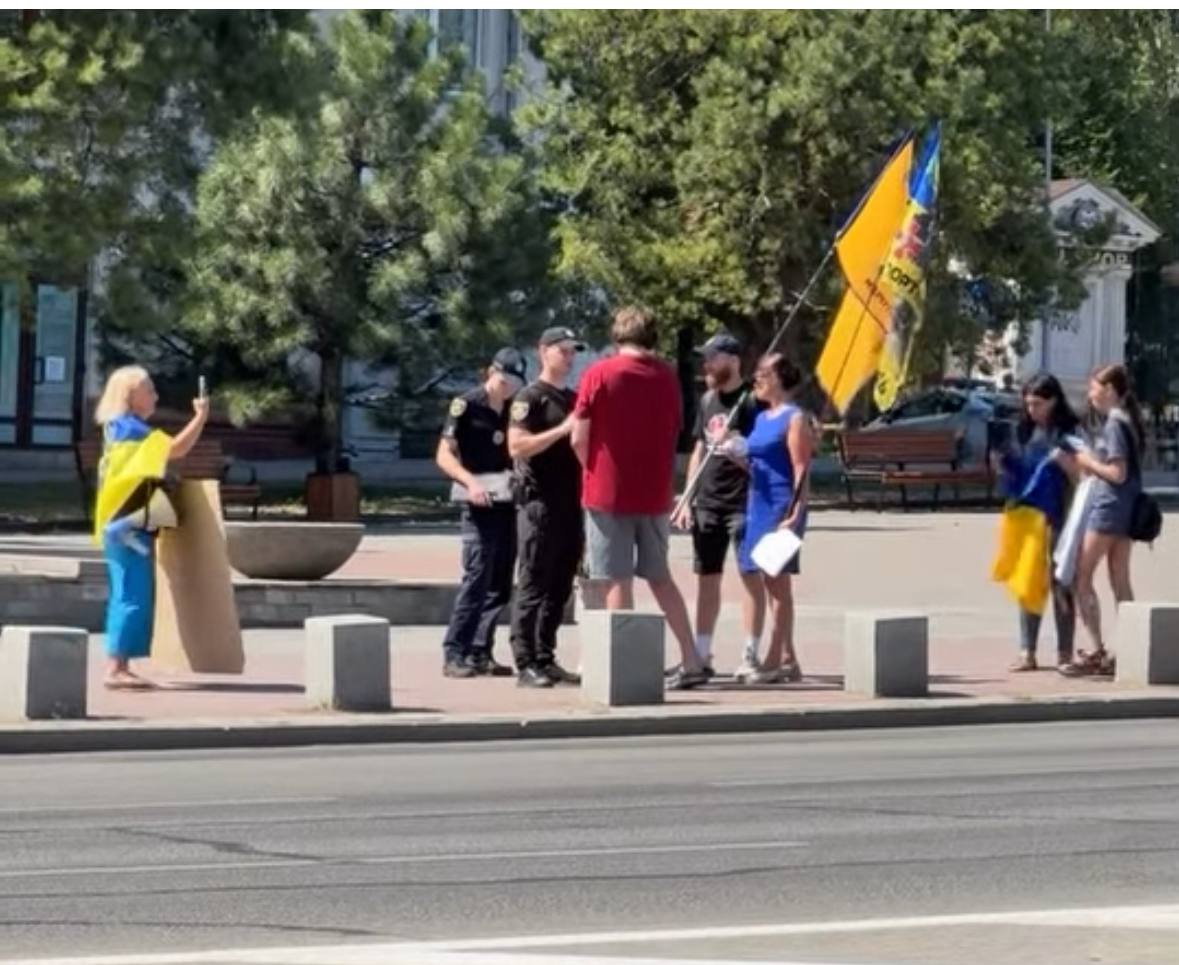 В Запорожье мужчина требовал остановить акцию в поддержку пленных, потому что участники