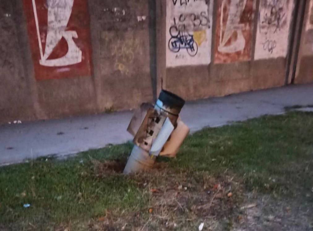 Уламок «Торнадо-С» стирчить із землі посеред вулиці Запоріжжя 