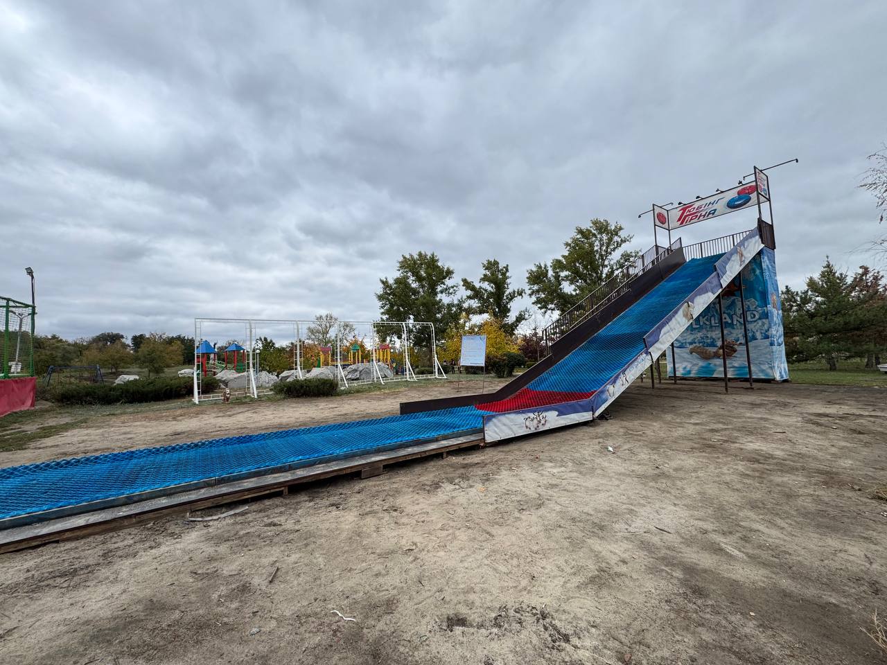 У Запоріжжі встановлюють новий атракціон.