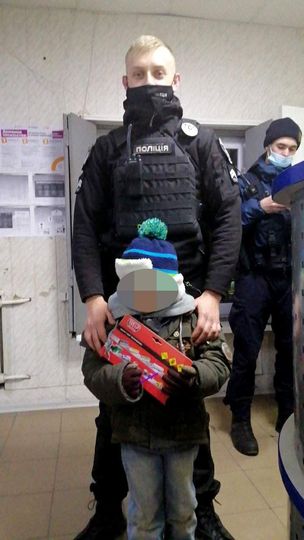 Потерянного малыша передали бабушке. Фото: Патрульная полиция Запорожья