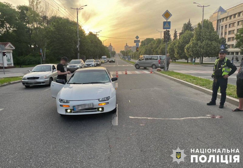 У центрі Запоріжжя автівка збила пішохода: поліція шукає очевидців ДТП.