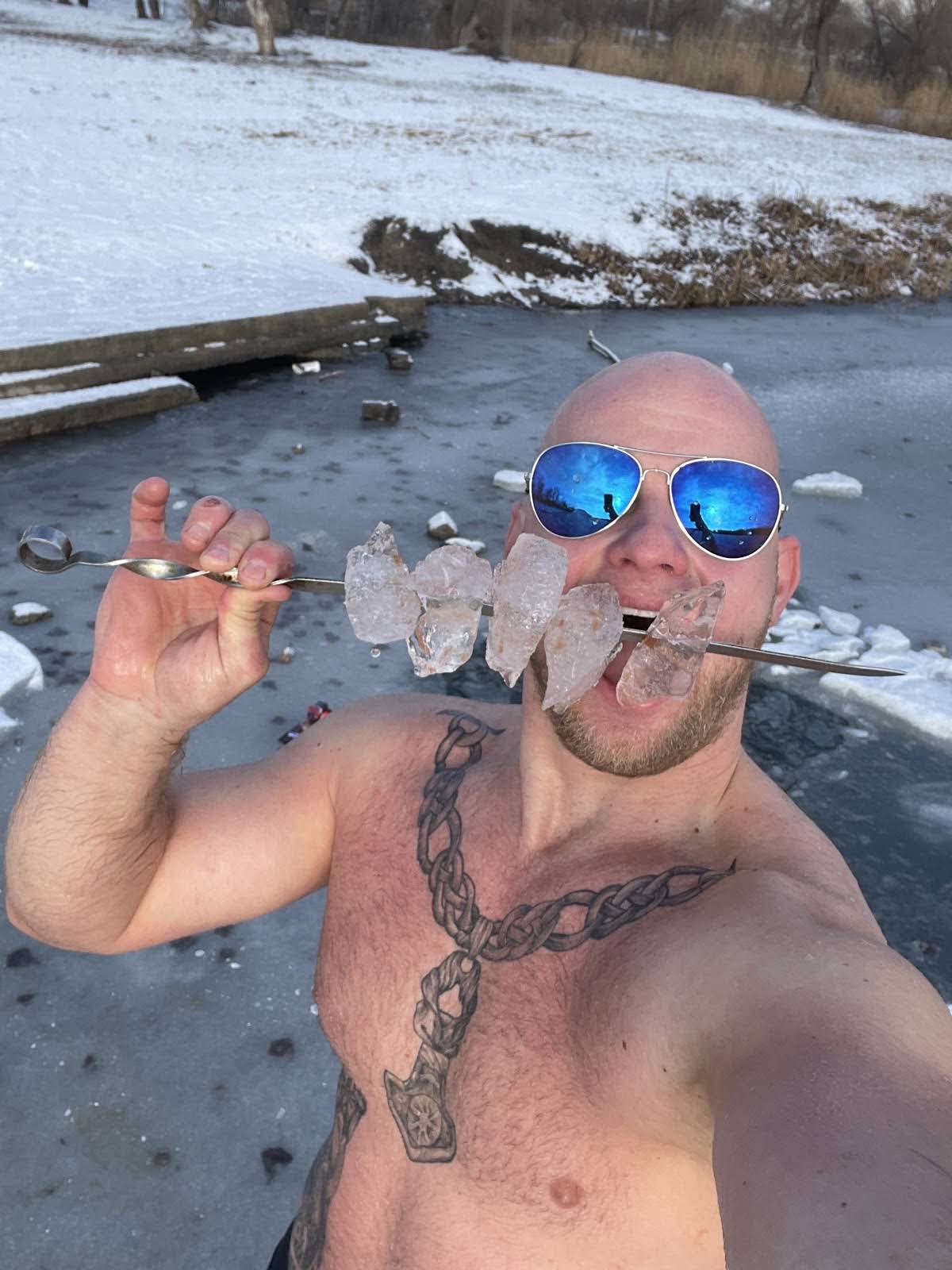 Запорожцы не только ныряли в прорубь, но и ели "зимний" шашлык.