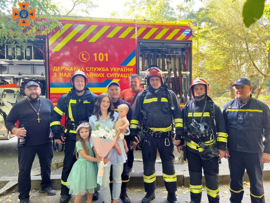 У Запоріжжі рятувальник зробив пропозицію коханій під час тривожного виклику.