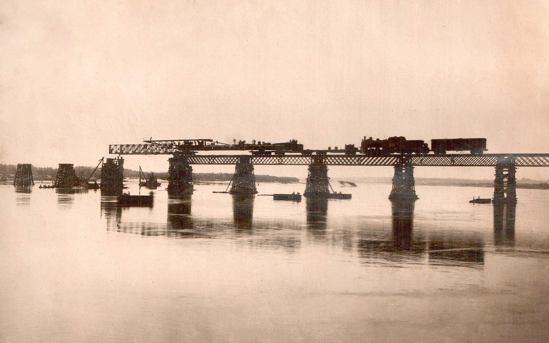 В Запорожье из-за обмеления Днепра можно увидеть остатки моста в 1944 году.